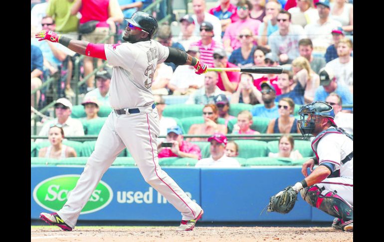 David Ortiz observa su batazo, que produjo dos carreras en la quinta entrada. EFE /