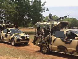 Los agresores iban disfrazados de militares, con autos blindados de color militar. ARCHIVO /