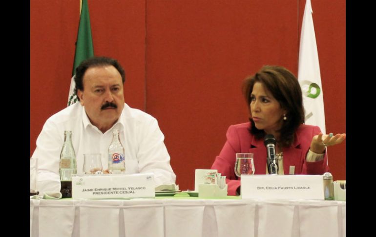 El presidente del Cesjal, Enrique Michel Velasco, junto a la diputada, Celia Fausto. ESPECIAL /