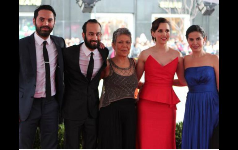 En la imagen el elenco de la cinta 'Potosí' en su paso por la alfombra roja de la gala. ESPECIAL /