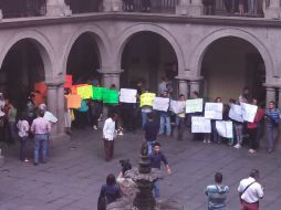 Cerca de 50 personas, entre inspectores de Zapopan y ciudadanos, se manifestaron contra el regidor Augusto Valencia López.  /