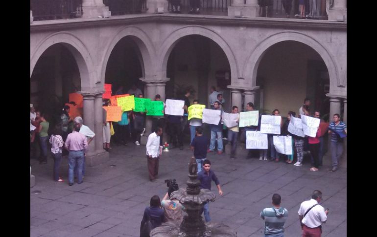 Cerca de 50 personas, entre inspectores de Zapopan y ciudadanos, se manifestaron contra el regidor Augusto Valencia López.  /