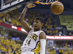 Paul George logra anotar 37 puntos para los Pacers. AP /