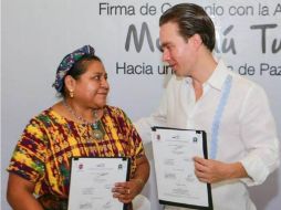 La Premio Nobel de la Paz, Rigoberta Menchú Tum y el gobernador de Chiapas, Manuel Velasco Coello. SUN /