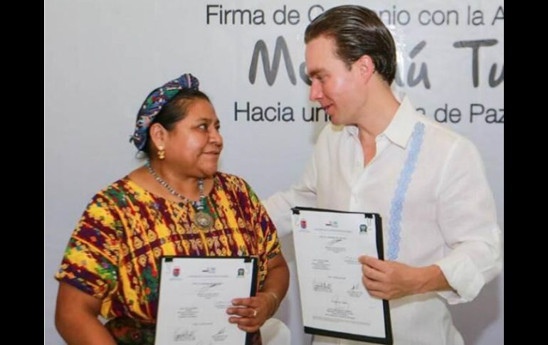 La Premio Nobel de la Paz, Rigoberta Menchú Tum y el gobernador de Chiapas, Manuel Velasco Coello. SUN /