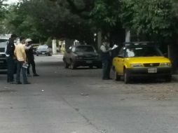 El auto de alquiler del Sitio número 12 es inspeccionado de manera minuciosa para recolectar todos los indicios del homicidio.  /