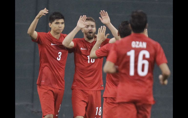 Jugadores de Turquía celebran su victoria en el amistoso contra Honduras. AP /