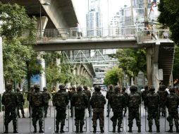 Cientos de soldados y policías tailandeses custodian monumentos y calles de Bangkok ante las protestas contra el régimen. EFE /