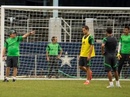 El técnico Miguel herrera, puso énfasis en las acciones a balón parado y a la alineación que utilizará para el enfrentamiento. MEXSPORT /