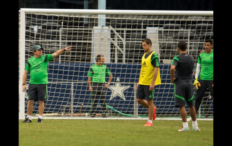 El técnico Miguel herrera, puso énfasis en las acciones a balón parado y a la alineación que utilizará para el enfrentamiento. MEXSPORT /