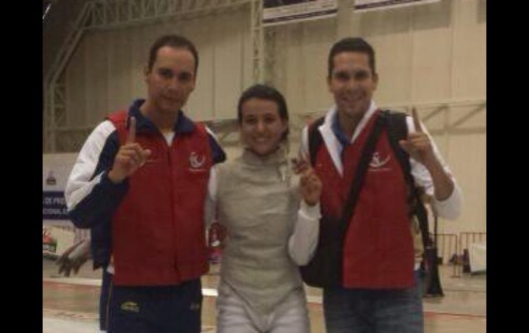 Aidée Hernández, ganadora del oro en florete femenil, posa junto a sus entrenadores, Federico y Óscar Ortega. TWITTER: @CODEJALISCO. ESPECIAL /