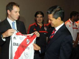 El Mandatario recibió una camiseta del club argentino. Imagen de@ca_river_plate. ESPECIAL /