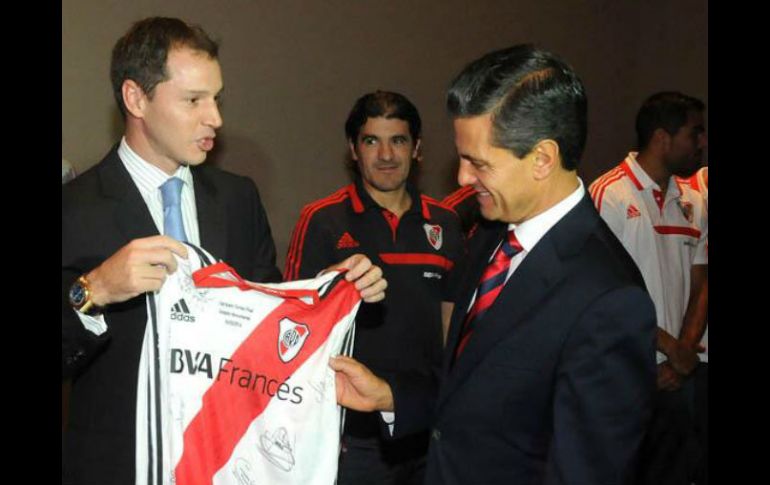 El Mandatario recibió una camiseta del club argentino. Imagen de@ca_river_plate. ESPECIAL /