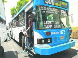 De querer continuar el recorrido, los pasajeros del trolebus bajan en la zona del Mercado Corona y deben abordar un nuevo camión.  /