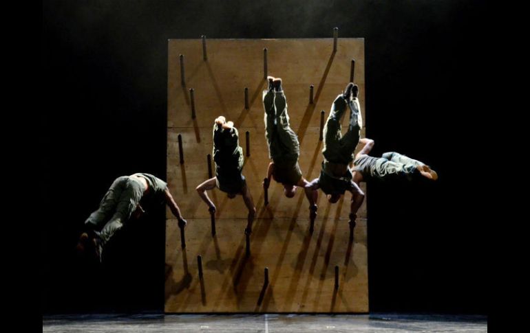 Arquitectura en movimiento. Los danzantes ejecutan un sinnúmero de acrobacia ya sea en una pared con maderos o amontonados en una banca  /