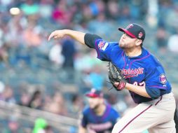 El lanzador de Minnesota, Ricky Nolasco, lanzó seis entradas para lograr su primera victoria en más de un mes. AFP /