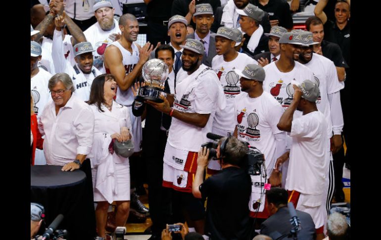 De la mano de LeBron James, Miami va por el tricampeonato de la NBA. AFP /