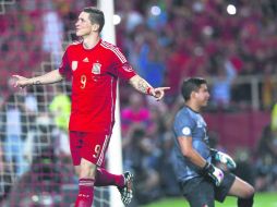 Fernando 'Niño' Torres abrió el marcador en el Sánchez Pizjuán de Sevilla al minuto 51 tras cobrar un penalti. EFE /