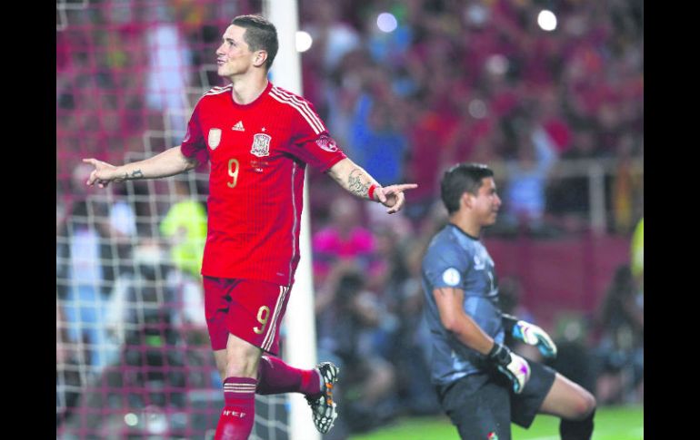 Fernando 'Niño' Torres abrió el marcador en el Sánchez Pizjuán de Sevilla al minuto 51 tras cobrar un penalti. EFE /