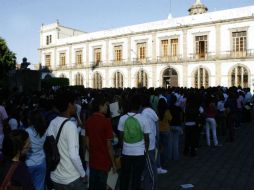 Cerca de 800 jóvenes se dieron cita en las instalaciones de la Preparatoria Jalisco para realizar la prueba de admisión. ARCHIVO /