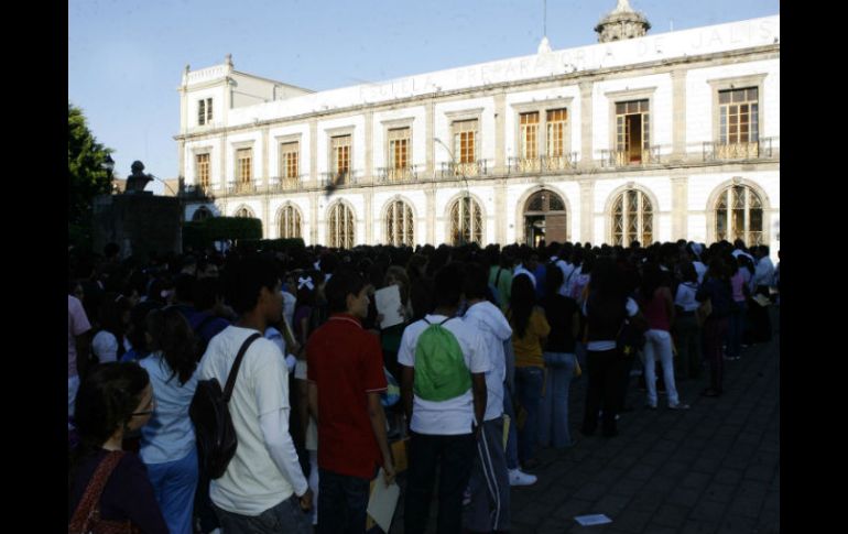 Cerca de 800 jóvenes se dieron cita en las instalaciones de la Preparatoria Jalisco para realizar la prueba de admisión. ARCHIVO /