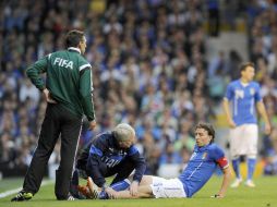 El jugador Montolivo, recibe atención medica por fractura de tibia. AFP /