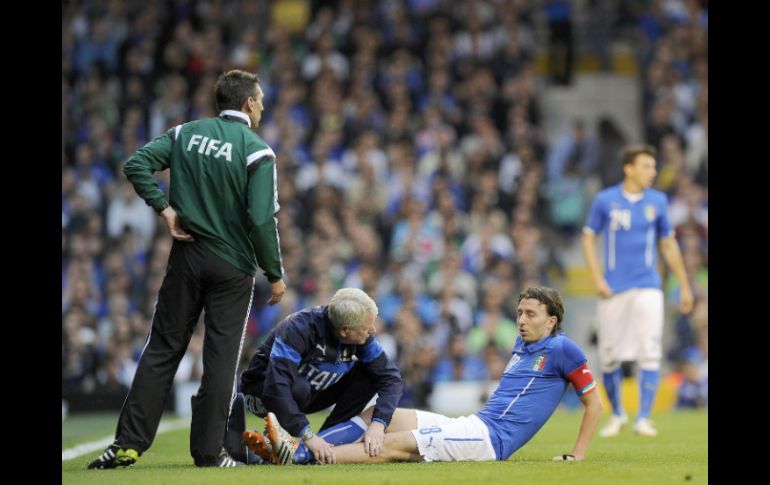 El jugador Montolivo, recibe atención medica por fractura de tibia. AFP /