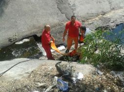 Una vez que fue rescatado, el hombre fue llevado a Servicios Médicos Municipales para su valoración. ESPECIAL /