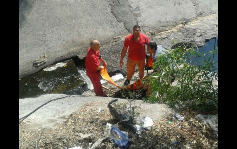 Una vez que fue rescatado, el hombre fue llevado a Servicios Médicos Municipales para su valoración. ESPECIAL /