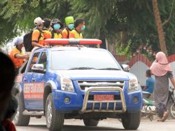 Miembros de rescate utilizan máscaras, tras la erupción del volcán Sangeang Api. EFE /