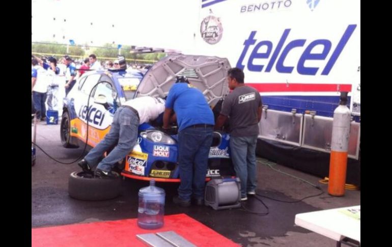 A pesar de los esfuerzos por su solucionar las fallas técnicas, el tapatío no triunfó. Tomada de @Telcel_Racing. ESPECIAL /