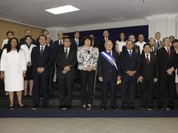 El nuevo presidente salvadoreño con los ministros de su gabinete. EFE /