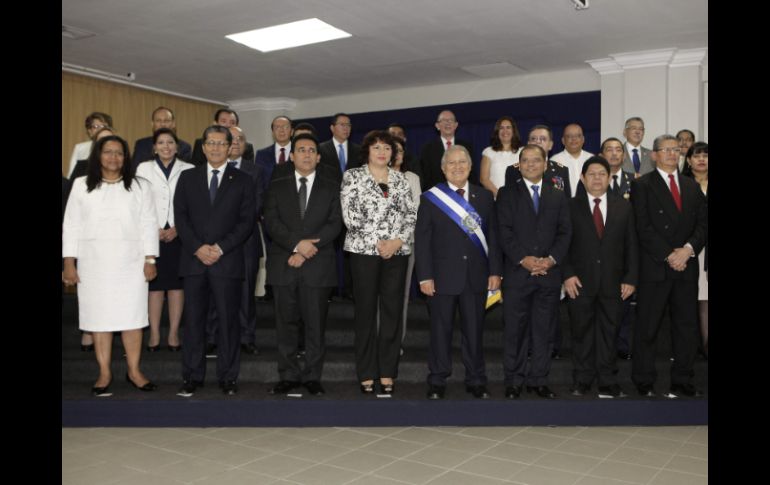 El nuevo presidente salvadoreño con los ministros de su gabinete. EFE /