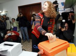 La precandidata presidencial Constanza Moreira vota en las elecciones internas de los partidos políticos. EFE /