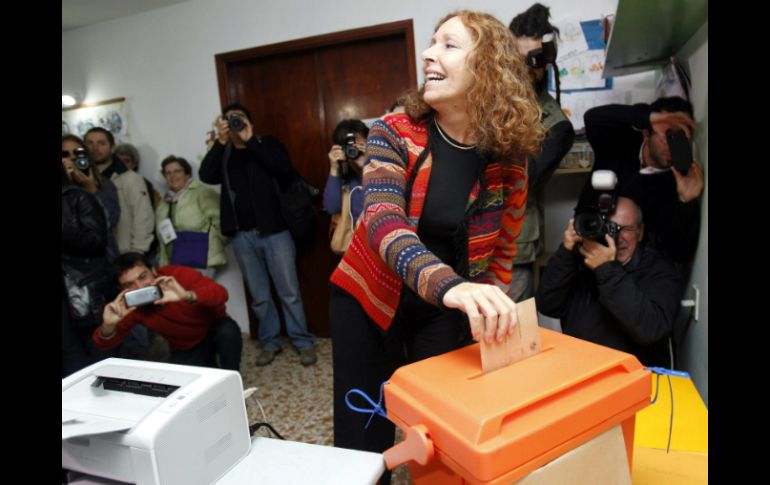 La precandidata presidencial Constanza Moreira vota en las elecciones internas de los partidos políticos. EFE /