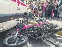 El motociclista iba circulando por la extrema derecha cuando se estrelló en la ambulancia de la Cruz Roja.  /