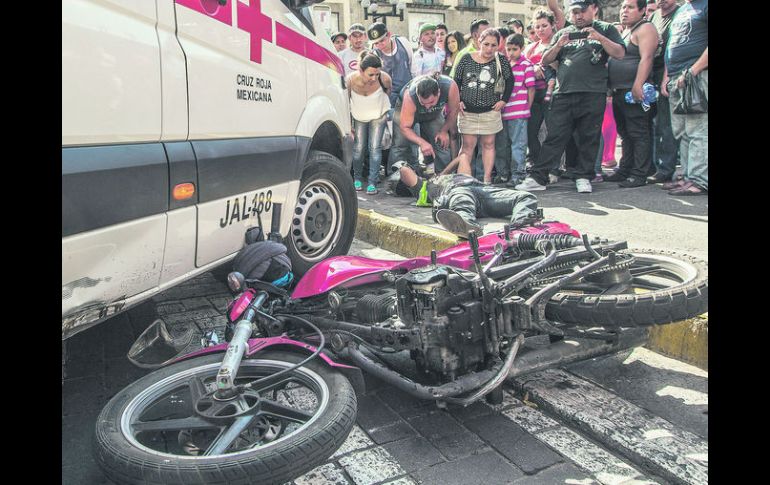 El motociclista iba circulando por la extrema derecha cuando se estrelló en la ambulancia de la Cruz Roja.  /