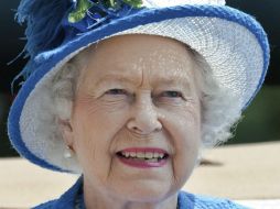 La reina de Inglaterra festeja 61 años de haber sido coronada en la Abadía de Westminster. ARCHIVO /