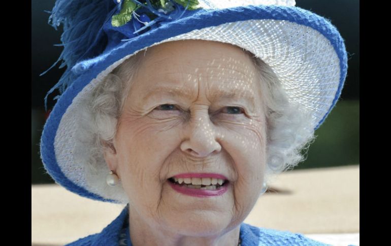 La reina de Inglaterra festeja 61 años de haber sido coronada en la Abadía de Westminster. ARCHIVO /