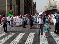 Manifestantes mantienen un bloqueo en la avenida Alcalde; el tráfico vehicular se complica en el primer cuadro de la ciudad.  /