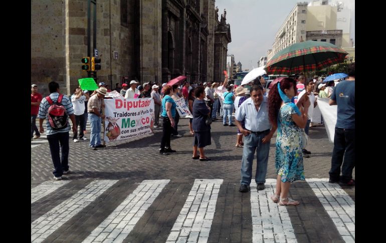 Manifestantes mantienen un bloqueo en la avenida Alcalde; el tráfico vehicular se complica en el primer cuadro de la ciudad.  /