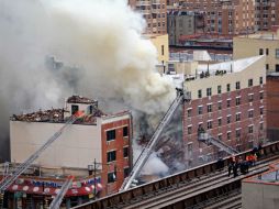 Cientos de familias fueron evacuadas de edificios aledaños tras la explosión en East Harlem. ARCHIVO /