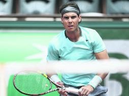 Rafael Nadal observa un tiro ganador durante el encuentro de cuarta ronda. AFP /