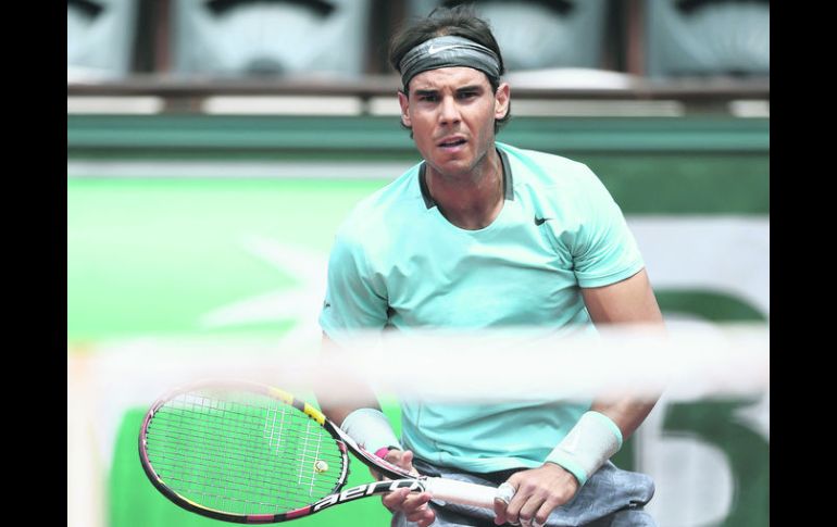 Rafael Nadal observa un tiro ganador durante el encuentro de cuarta ronda. AFP /