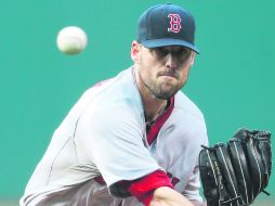 Dos bases por bolas que otorgó el abridor de Boston, John Lackey, le costaron un par de carreras en el primer episodio del juego. AP /