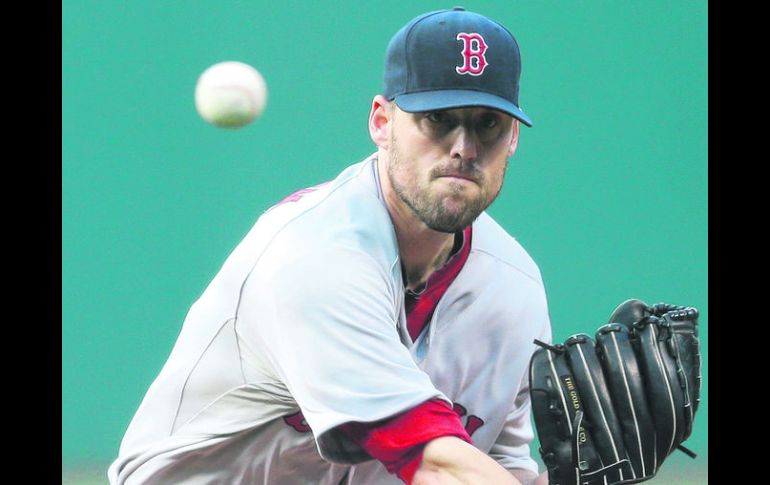 Dos bases por bolas que otorgó el abridor de Boston, John Lackey, le costaron un par de carreras en el primer episodio del juego. AP /