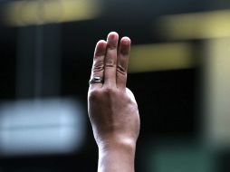 Algunos manifestantes dicen que hacer el saludo significa: No al golpe, Libertad y Democracia. AP /