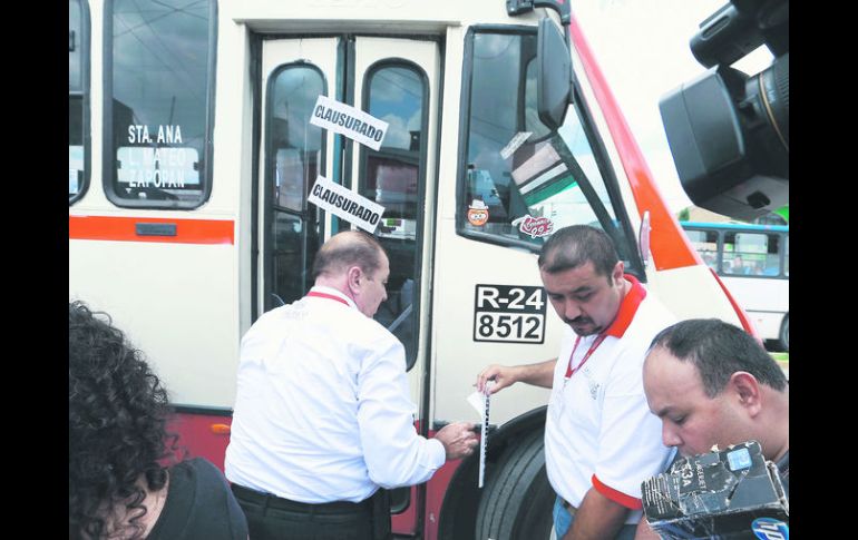 CLAUSURADOS. El apoderado legal de la ruta 24, Enrique Galván Vargas, fue detenido por las autoridades.  /