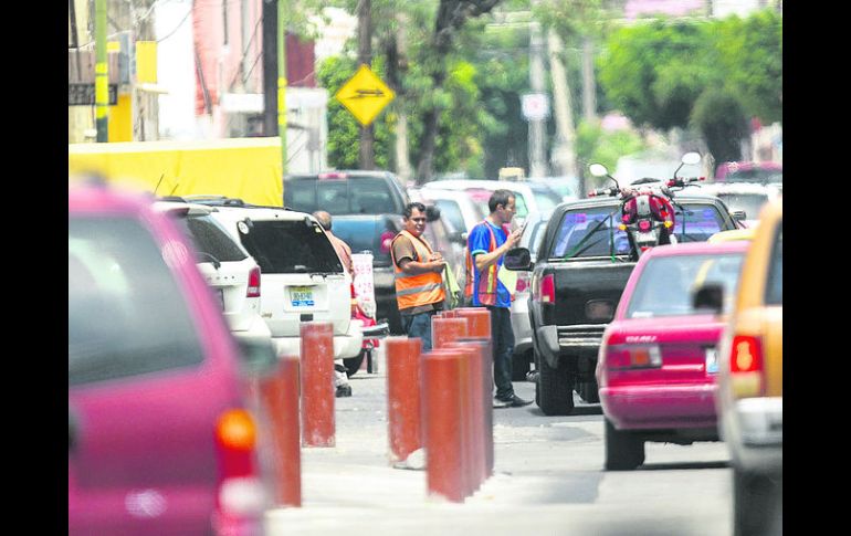 La empresa concesionaria de parquímetros asegura que existen 223 franeleros en la zona centro de Guadalajara.  /