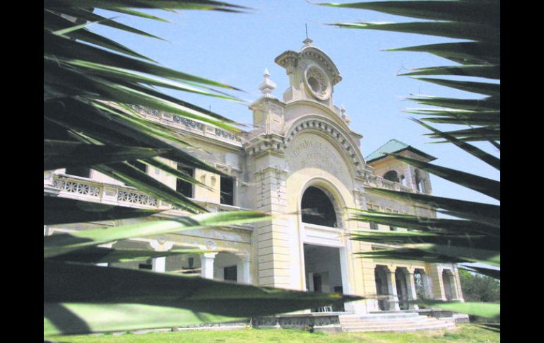 El Centro Cultural González Gallo, en Chapala, recibió una partida presupuestal para restaurar elementos dentro y fuera del inmueble.  /